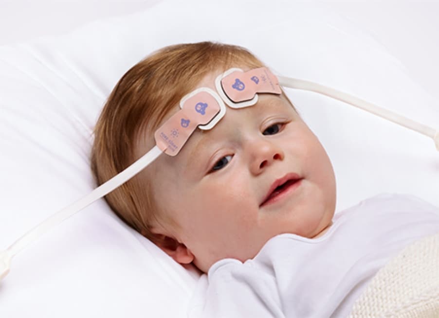 Menino com sensor tamanho pequeno